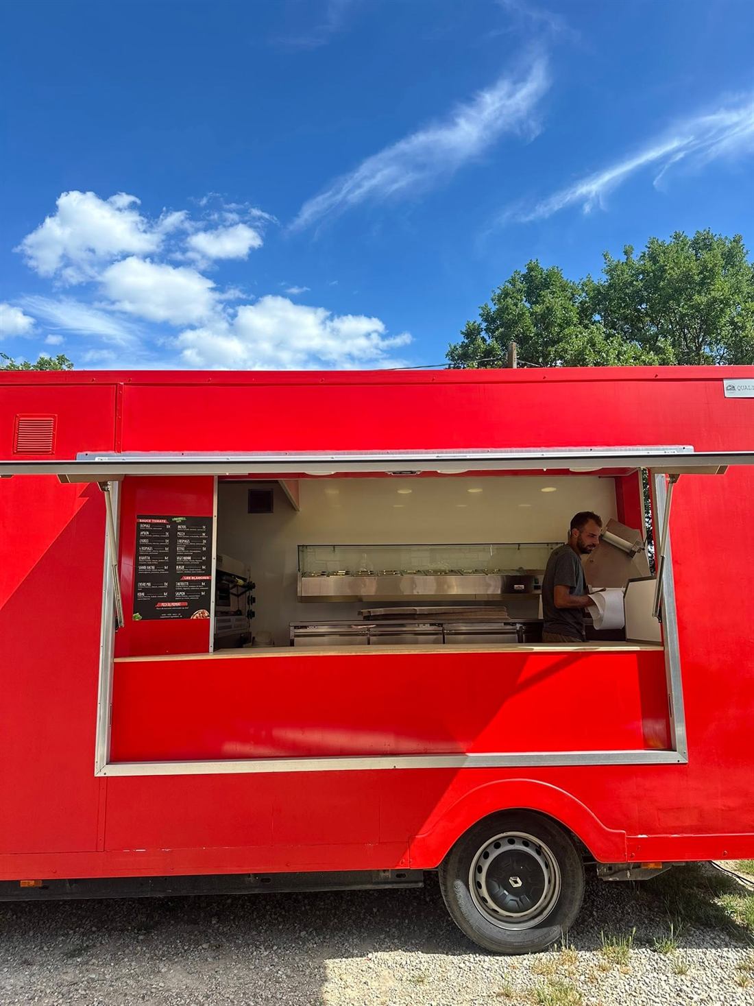 Le camion rouge du Four à Pizz', guichet ouvert
