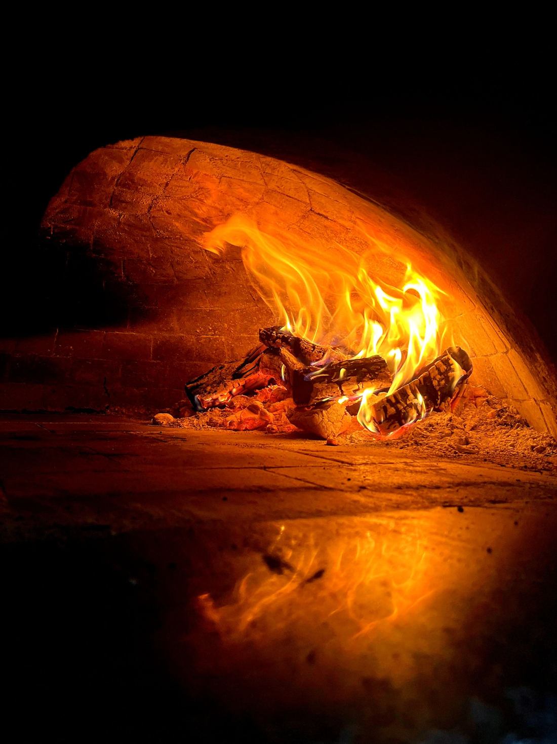 Flammes dans un four à pizza (photo d'illustration)