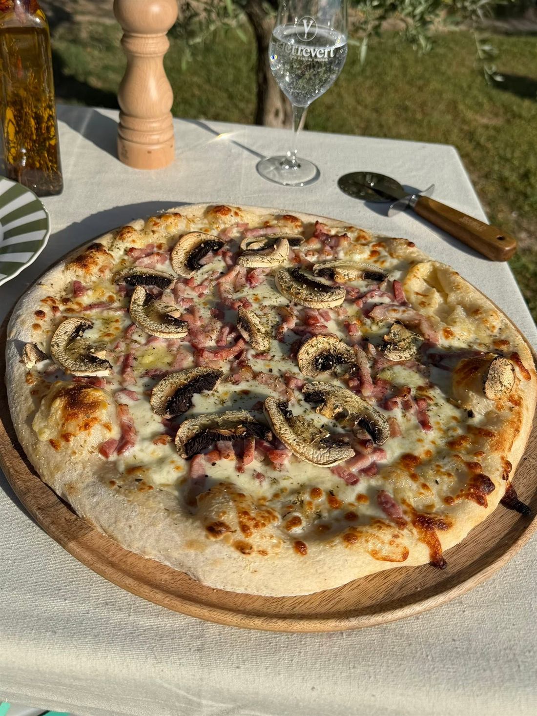 Pizza fermière : lardons, champignons et mozzarella sur crème fraîche