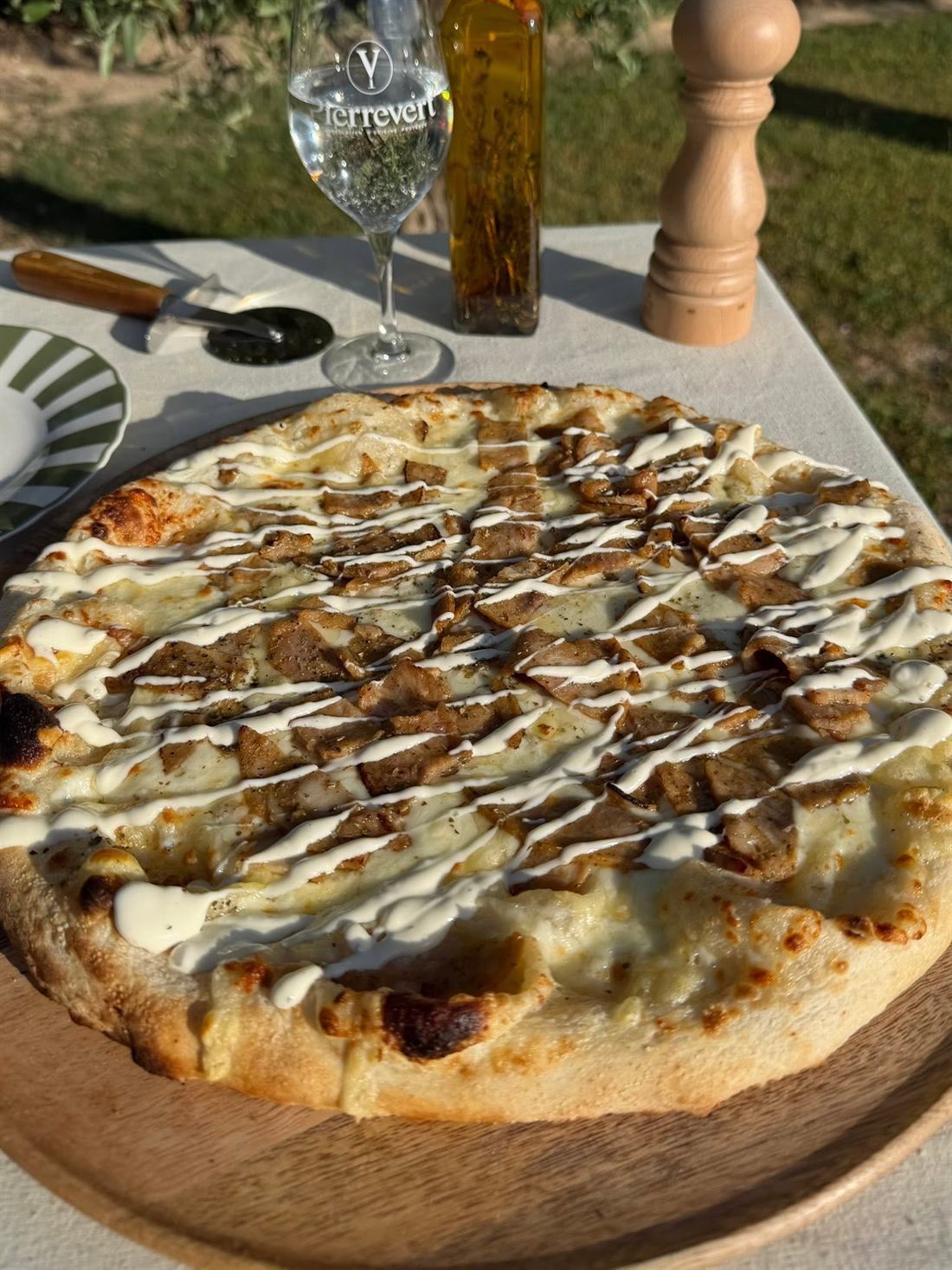 Pizza kebab nappée de sauce blanche