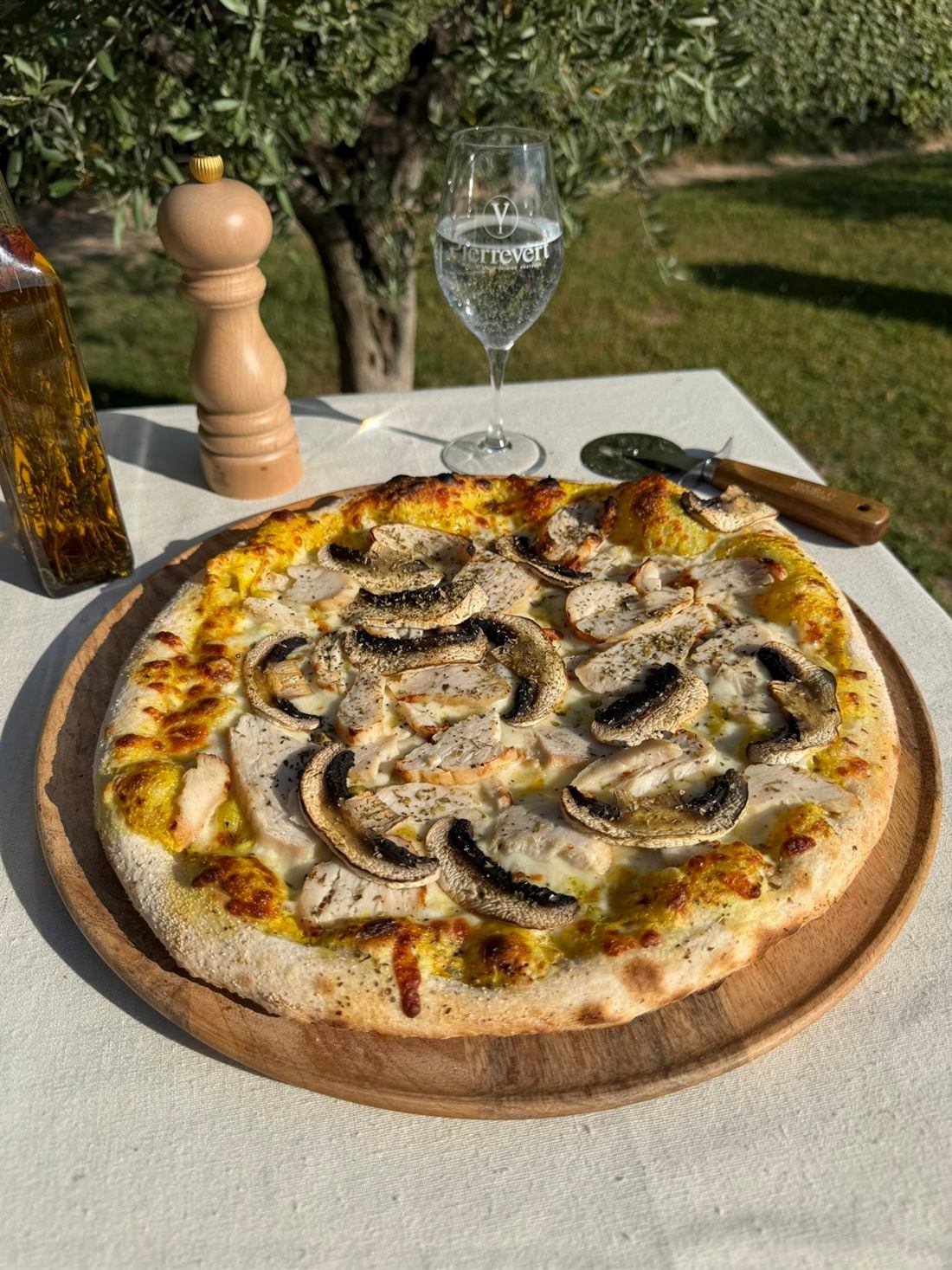 Pizza poulet curry aux champignons, croûte dorée