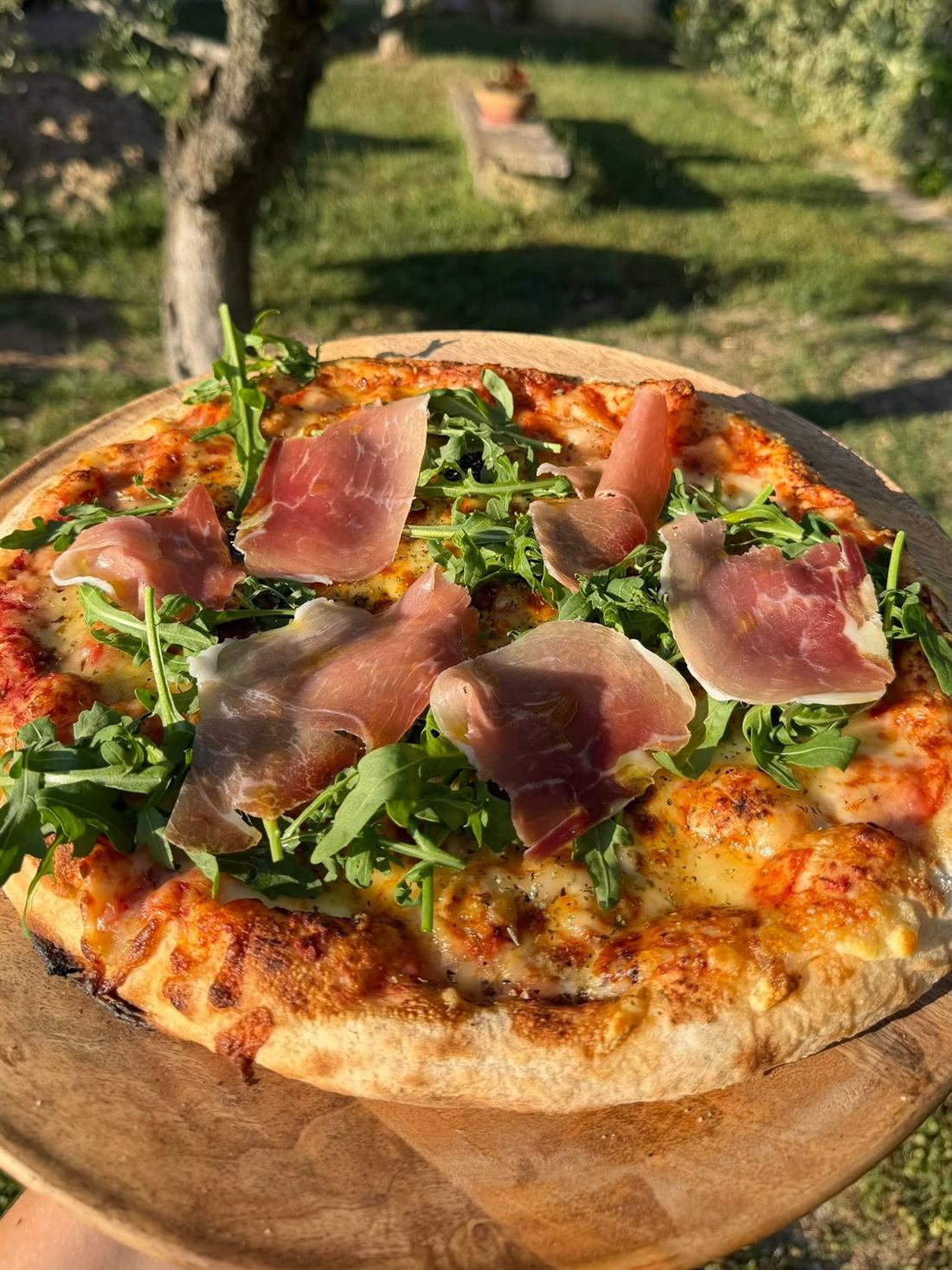 Pizza roquetta : jambon cru et roquette sur base tomate